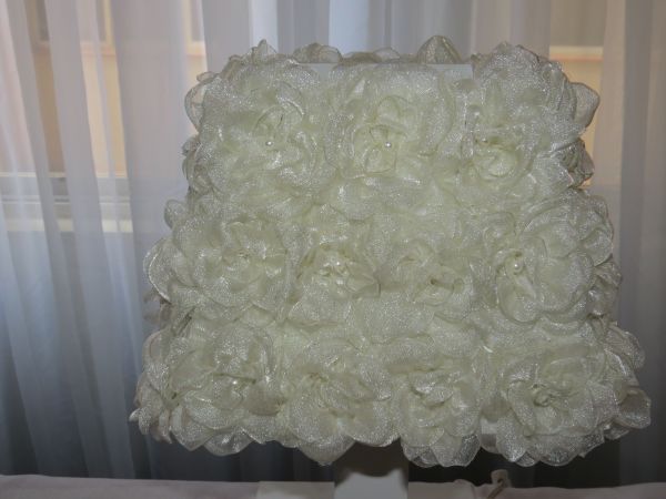 Abajur decorado em flores de organza cristal